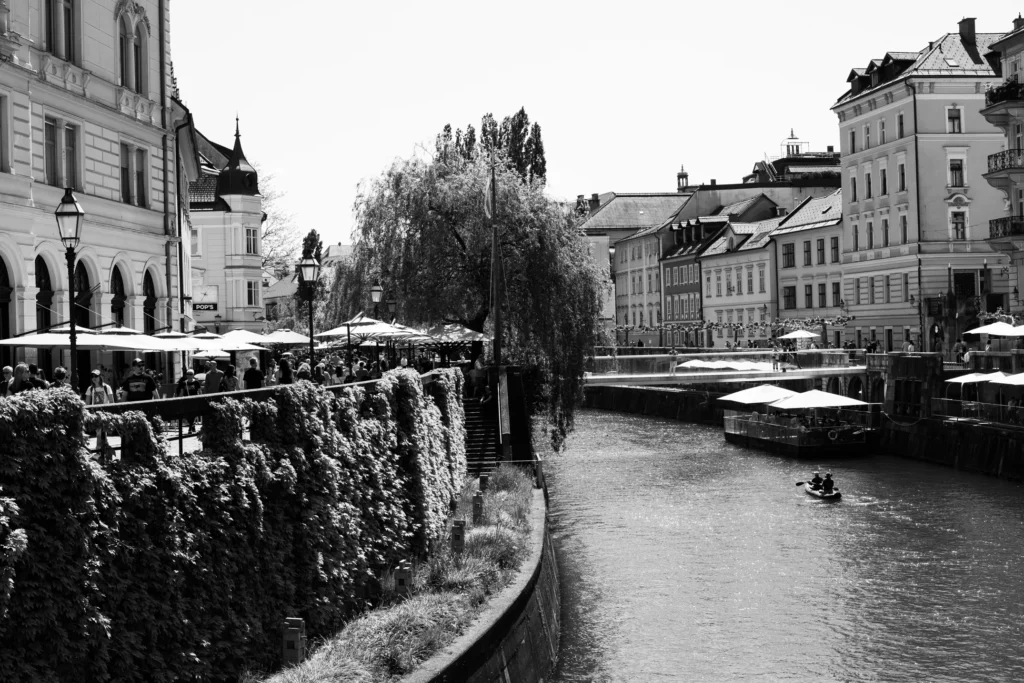 río Ljubljanica, Liubliana, cafés, puente, Eslovenia